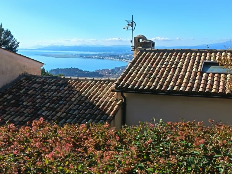 Toitures en tuiles canal au-dessus de la rade de Villefranche-sur-Mer