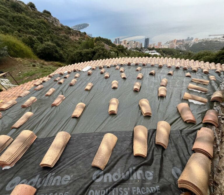 Pose de tuiles canal sur écran sous-tuiles Onduline, au-dessus de Monaco